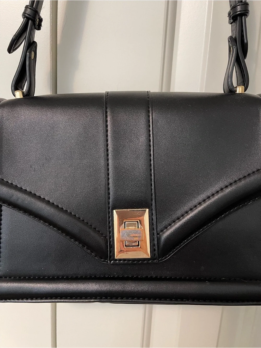 Minimalist Black Crossbody Bag with Gold-Tone Clasp